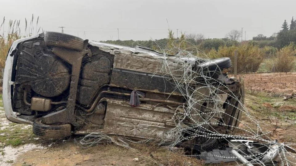 Yağış Sonrası Tarsus Batı Kavşağı'nda Kaza: Araç Yoldan Çıkıp Şarampole Devrildi