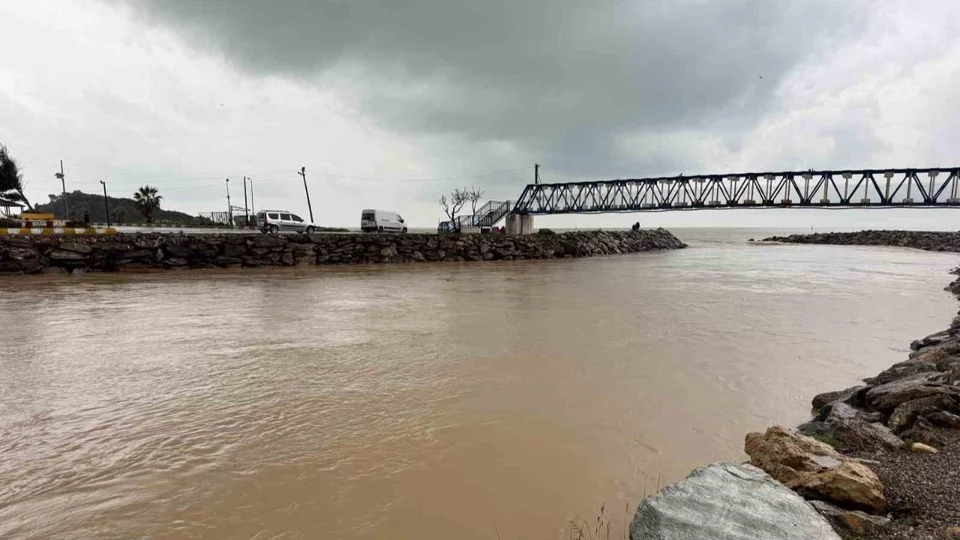 Bozyazı'da Sini Çayı Alarmı: Sel ve Su Baskını Riskine Karşı Ekipler Teyakkuzda