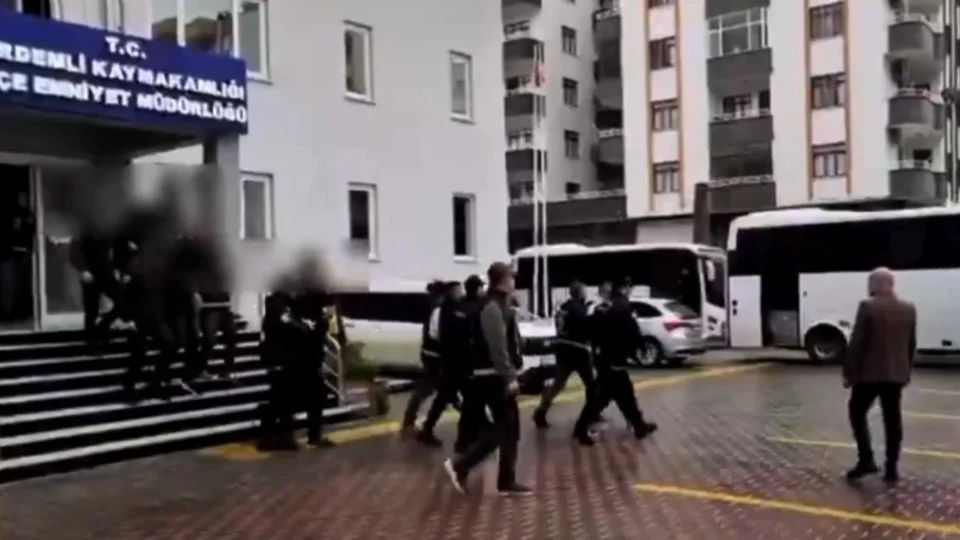 Erdemli'de Fuhuş Operasyonu: 29 Şüpheli Yakalandı, 13'ü Tutuklandı