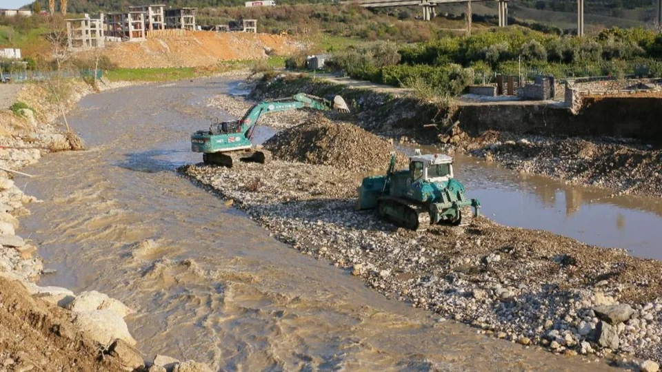 Mezitli ve Erdemli Derelerinde DSİ Mesaisi: Sarıyer, Tömük ve Tece Derelerinde Aralıksız Islah Çalışması