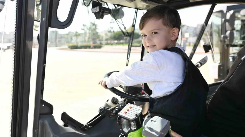 Mersin Büyükşehir’den Güzel Sürpriz: 3 Yaşındaki Ayaz'ın Yeşil Süpürge Kamyonu Hayali Gerçek Oldu