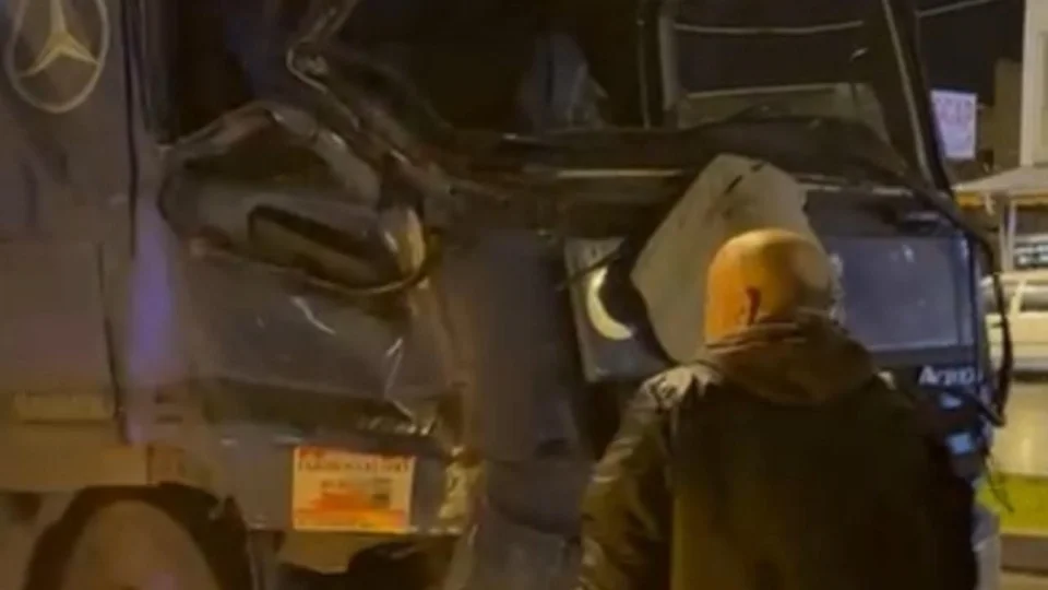 Minibüsün Ani Çıkışı Tırları Çarpıştırdı: Erdemli'deki Kazada 2 Kişi Yaralandı