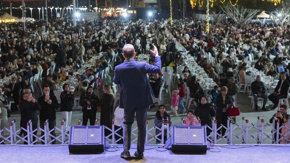 Mersin'de Birlik ve Kardeşlik İftarı: Vahap Seçer Binlerce Vatandaşla Özgecan Aslan Meydanı'nda Oruç Açtı