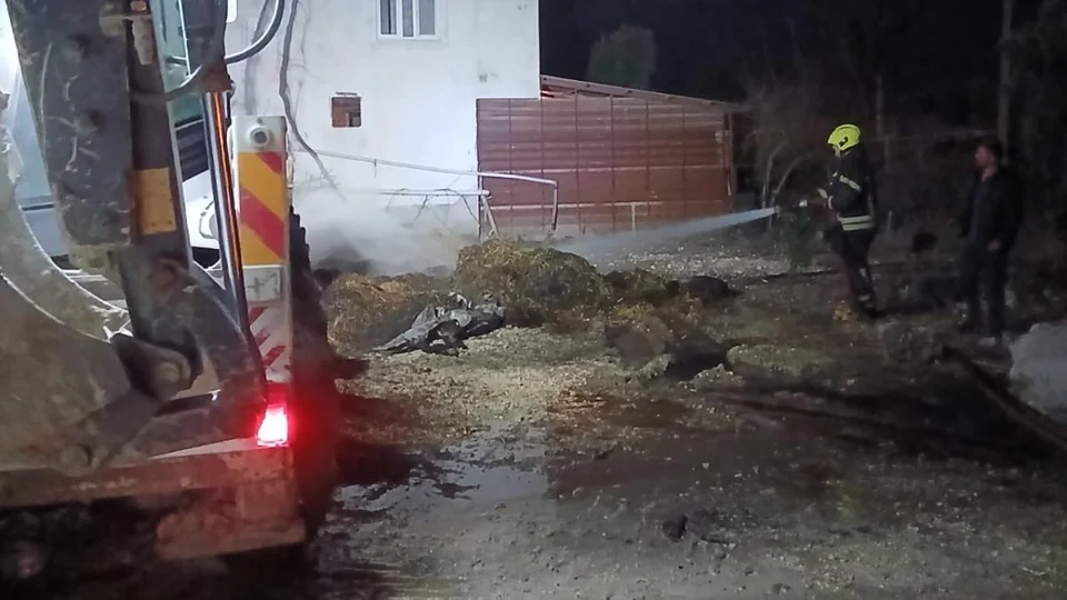 Tarsus Akarsu Mahallesi'nde Samanlık Alevlere Teslim Oldu