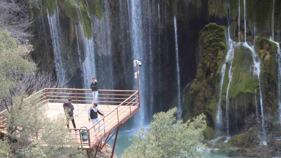 Mut Yerköprü Şelalesi Ziyaretçileri Büyülüyor: 110 Milyon Yıllık Doğa Harikası