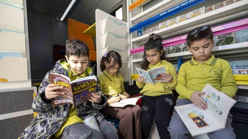 Mersin Büyükşehir'den Çocuklara Eğlenceli ve Öğretici Gün: Tiyatro + Kitobüs