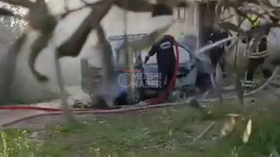 Toroslar’da Bir Evin Bahçesinde Park Halindeki Otomobil Alev Alev Yandı