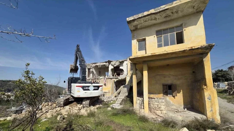 Akdeniz Belediyesi Metruk Binalarla Mücadelede Kararlı: Evci'de Bir Harabe Daha Yıkıldı