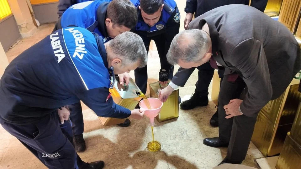 Akdeniz Belediyesi 4,5 Ton Sahte Zeytinyağını Ele Geçirdi, Sorumlular Hakkında Soruşturma Başladı