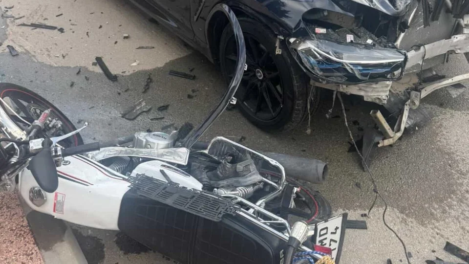 Kuyuluk'ta Feci Kaza: Işıkları Kaçan Otomobil Motosiklete Çarptı, 2 Kişi Ağır Yaralı!