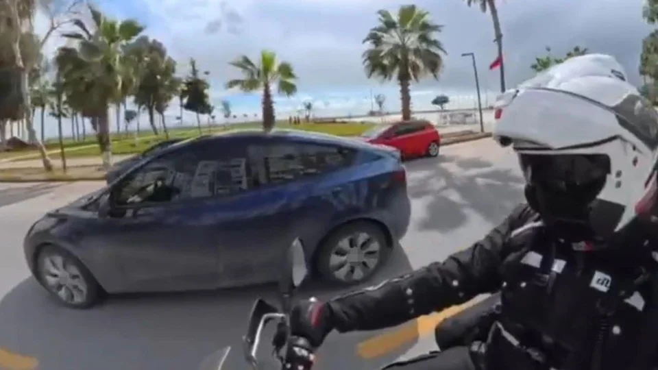 Mersin Trafik Ekiplerinden Yoğun Denetim: Kırmızı Işıkta Geçenler ve Kasksız Motosikletliler Anında Durduruldu