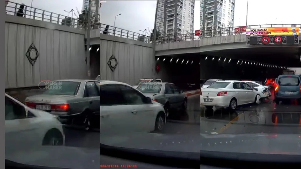 Üniversite Caddesi Bat-çık'ta Yağışlı Yolda Zincirleme Kaza: 3 Araç Çarpıştı, Kaza Anı Saniye Saniye Kamerada