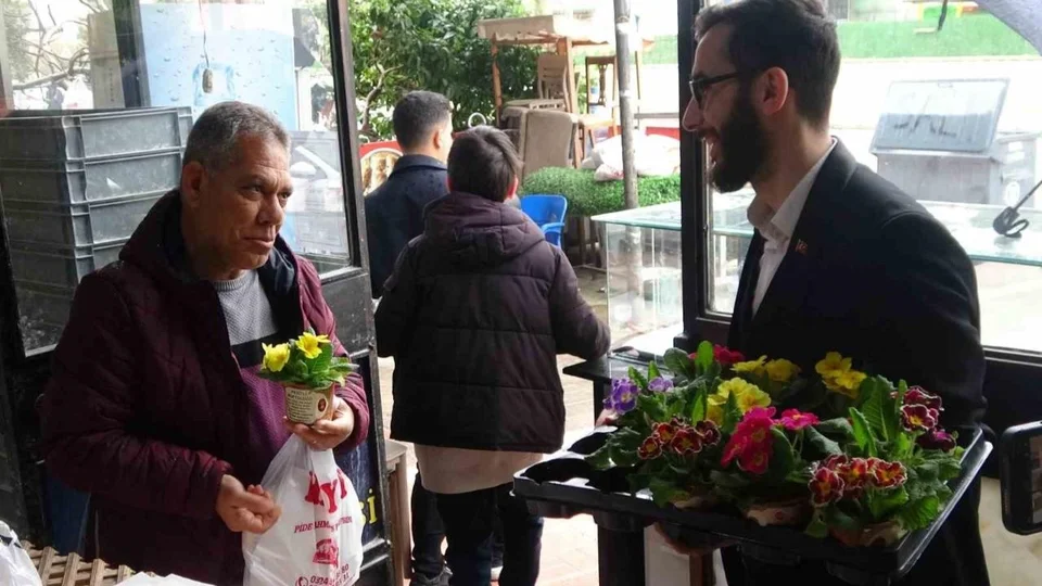 Mersin'de Çiçeklerle Camiye Davet: İmam Muhammed Doğaç'ın Dokunaklı Projesi