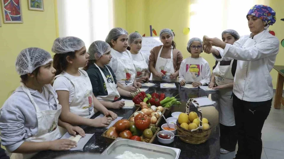 Toroslar Çocuk Kampüsü'nde Minik Şefler Yetişiyor: Ezogelin Çorbası ve Tam Buğday Ekmeği Yaptılar