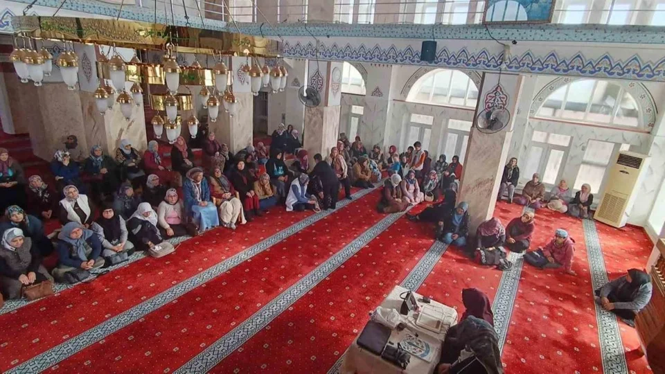 Anamur'da Kadir Gecesi Hanımlara Özel İhya Edildi: Kur'an, İlahiler ve Dua