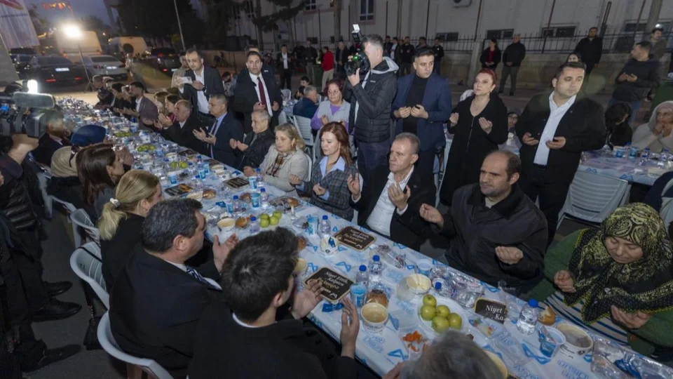 Vahap Seçer'den Akdeniz Yeni Mahalle'de İftar: "Mustafa Kemal'in İzinde 86 Milyon Kardeşçe Yaşıyoruz"