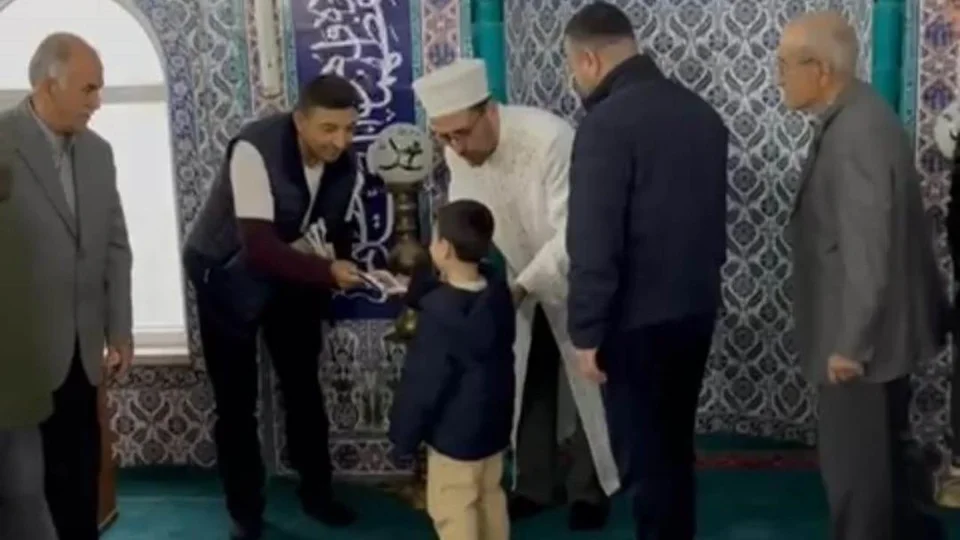 Anamur Otogar Camii'nde Bayram Sevinci: Çocuklara Harçlık Dağıtıldı, Yüzler Güldü