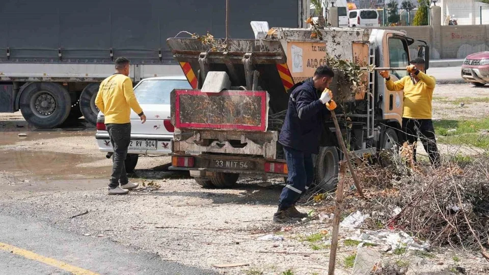 Bayramda Temiz ve Düzenli Tarsus: Mahallelerde Ot İlaçlama ve Genel Temizlik Tamam