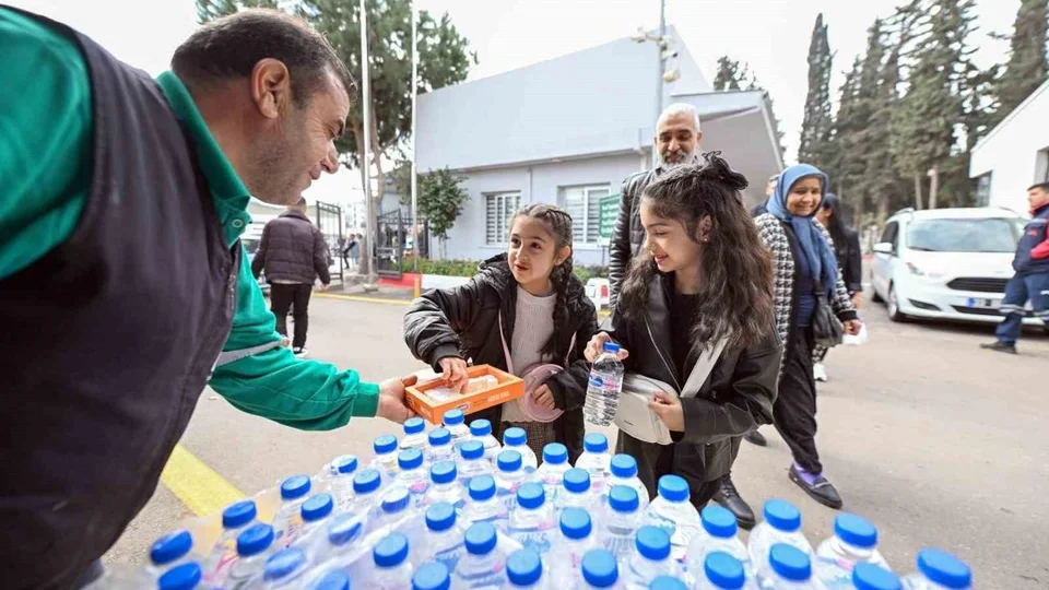Mersin Büyükşehir'den Bayramda Mezarlık Ziyaretçilerine Sıcak Karşılama: Su, Kolonya, Şeker ve Ring Hizmeti