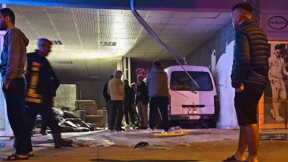 Toroslar'da Kaza: Araç Kontrolden Çıkıp İş Yerine Uçtu, 1'i Ağır 3 Yaralı