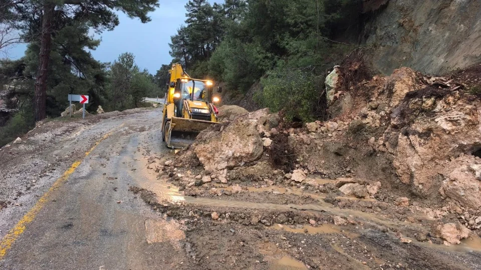 Kaya ve Toprak Yığını Kaldırıldı: Tarsus Böğrüeğri İle Boztepe Arası Yol Tekrar Ulaşıma Açık