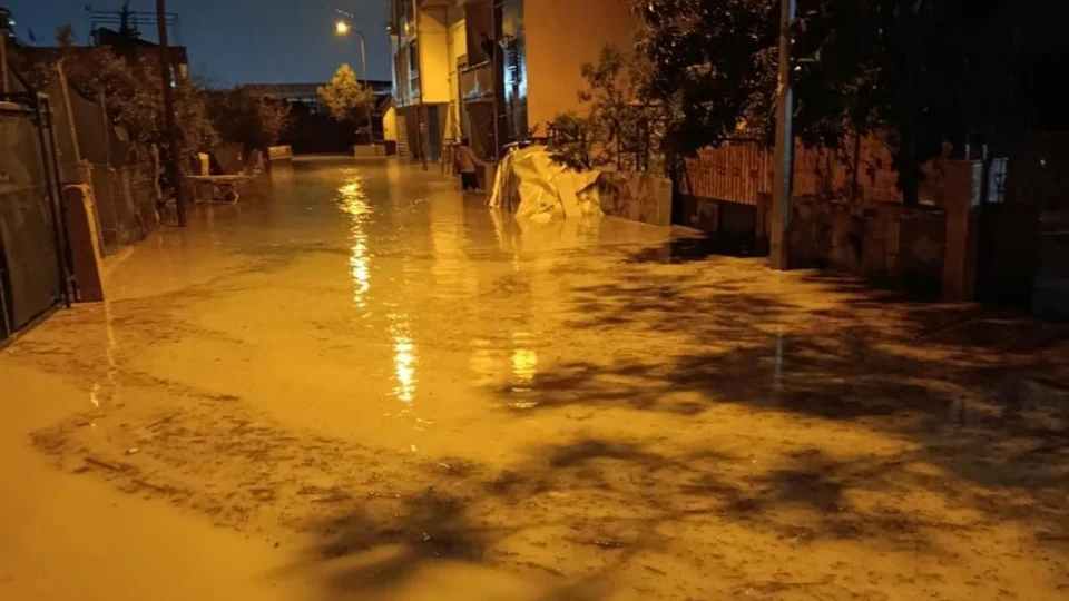 Mersin’de Şiddetli Yağış: Yalınayak Deresi Taştı, Bazı Bölgeleri Su Bastı