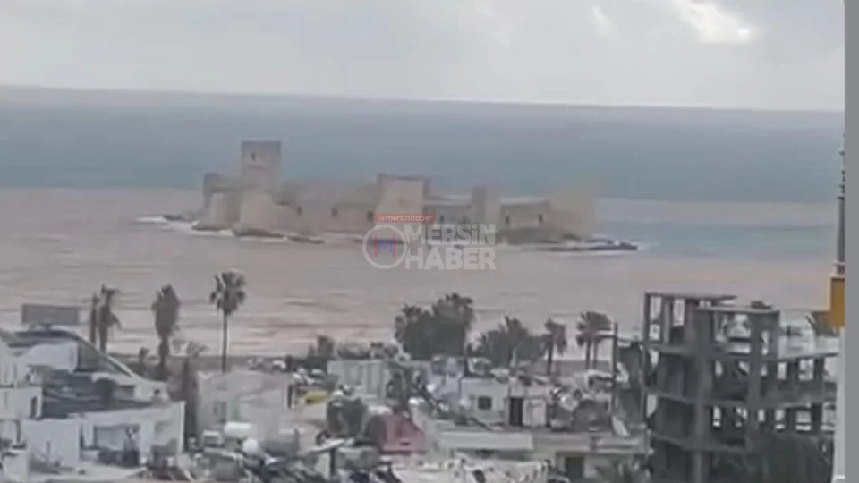 Erdemli’de Şiddetli Yağış: Kızkalesi’nde Deniz Kahverengiye Büründü