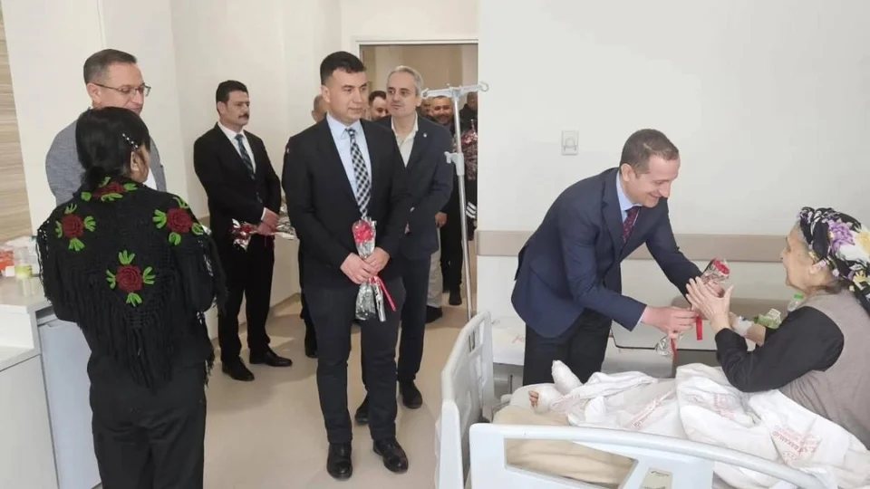 Kaymakam Akyüz'den Hasta ve Hasta Yakınlarına Bayram Ziyareti