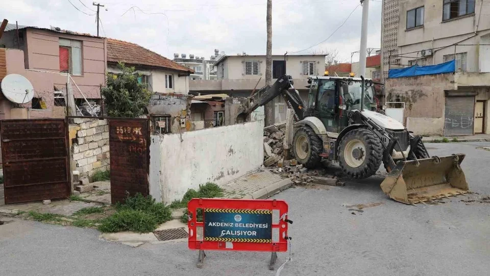 Akdeniz’de Çökme Riski Taşıyan Metruk Ev Yıkıldı