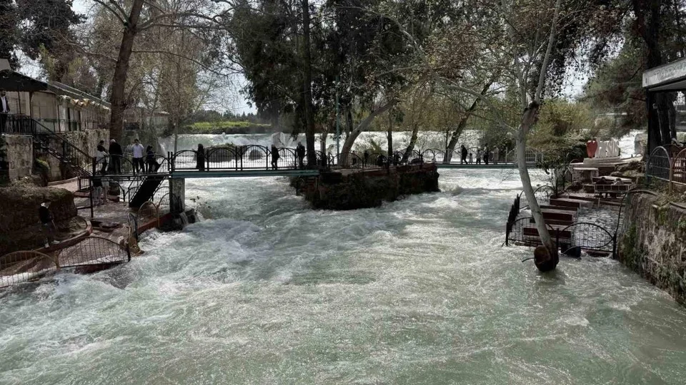 Tarsus Şelalesi Yağışlarla Coştu, Ziyaretçi Akınına Uğradı