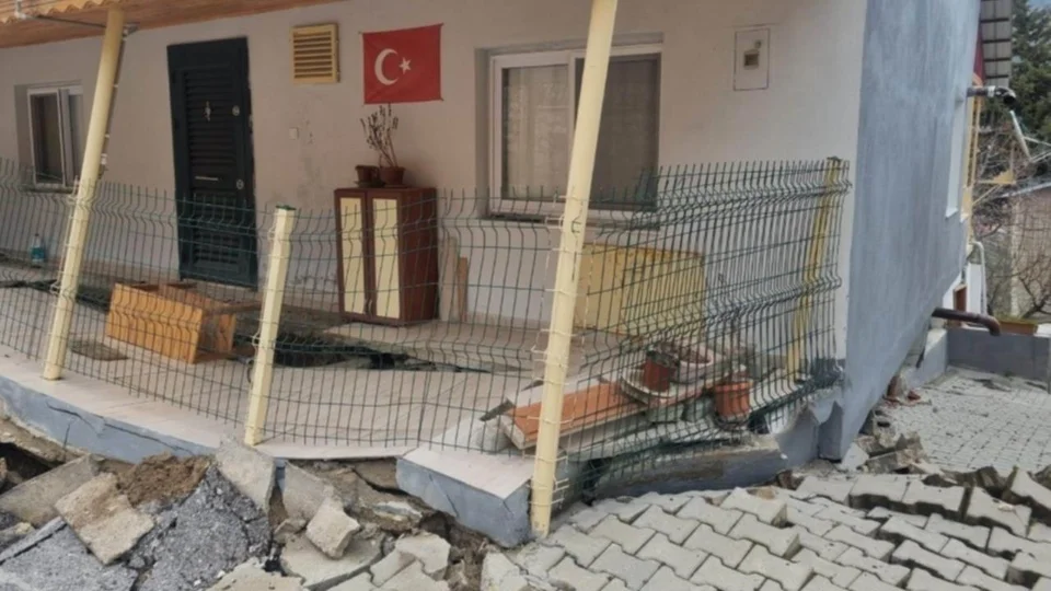 Fındıkpınarı’nda Heyelan: Yol Yarıldı, Bazı Evler Hasar Gördü