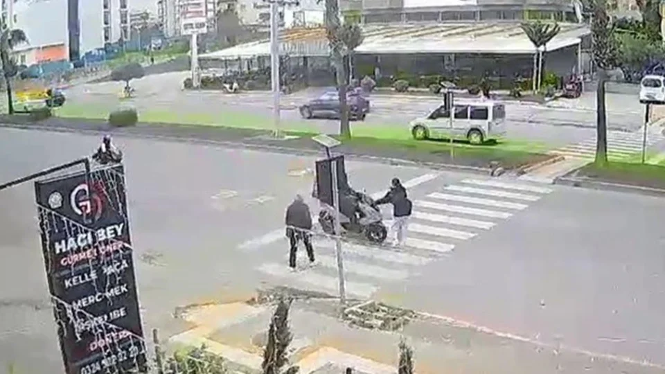 Yenişehir’de Motokurye Yaya Geçidindeki Kız Çocuğuna Çarptı: Kaza Anı Saniye Saniye Kamerada