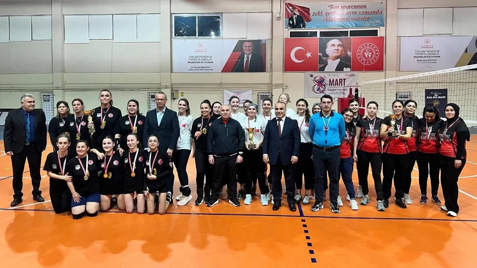Anamur’da 8 Mart’a Özel Voleybol Turnuvası Tamamlandı