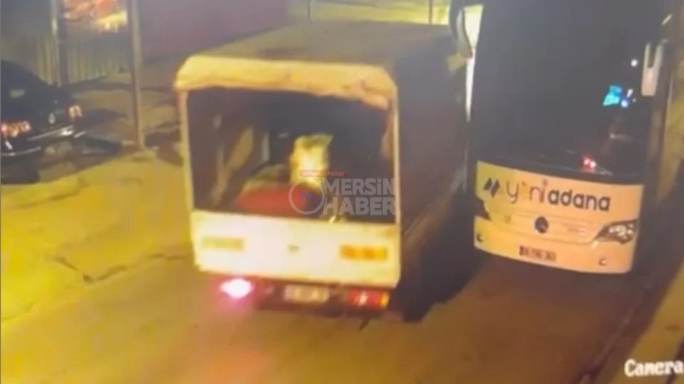 Mersin Hal Civarında Kaza: Park Halindeki Otobüse Çarpan Kamyonet Kayıplara Karıştı