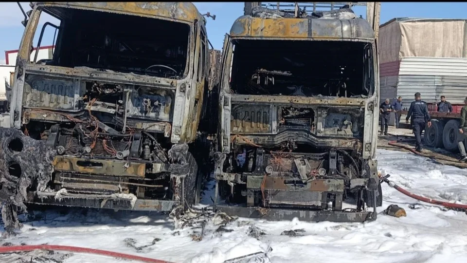 Toroslar’da TIR Garajında Yangın: İki TIR Alev Aldı