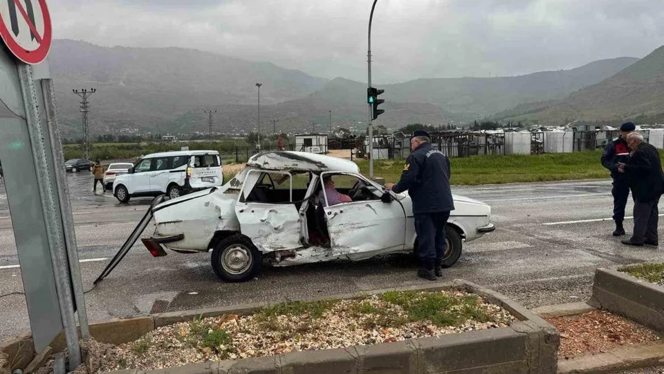 Silifke’de Trafik Kazası: Hafif Ticari’ye Arkadan Otomobil Çarptı: 3 Kişi Yaralandı