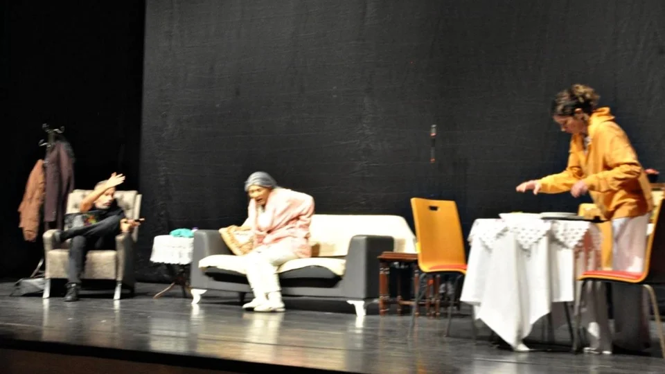 Demans Pratiği Tiyatro Oyunu Mersin'de Büyük Beğeni Topladı