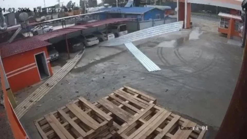 Tarsus’ta Şiddetli Rüzgar Çatıyı Uçurdu