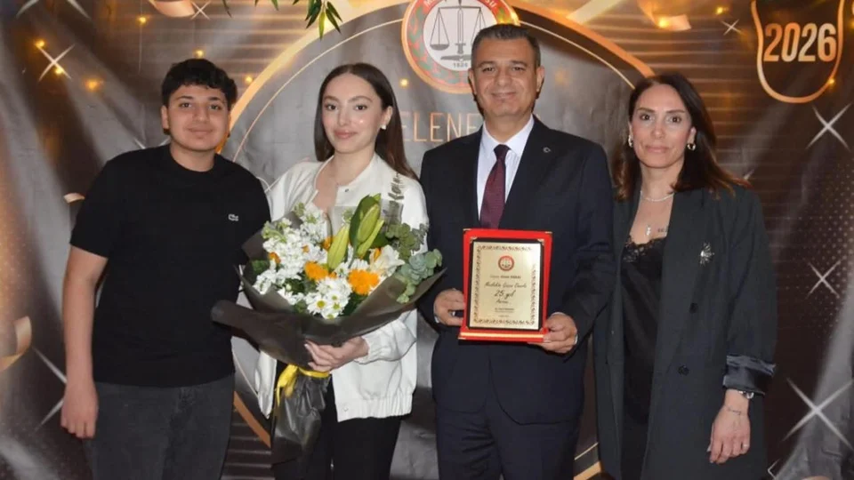 Av. Ozan Varal'a Meslekte 25. Yıl Plaketi