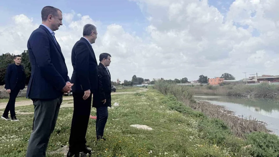 Tarsus'ta Berdan Irmağı'nda Kaybolan Genç İçin Arama Kurtarma Çalışmaları Sürüyor: Vali Toros, Genci Arama Çalışmalarını Denetledi