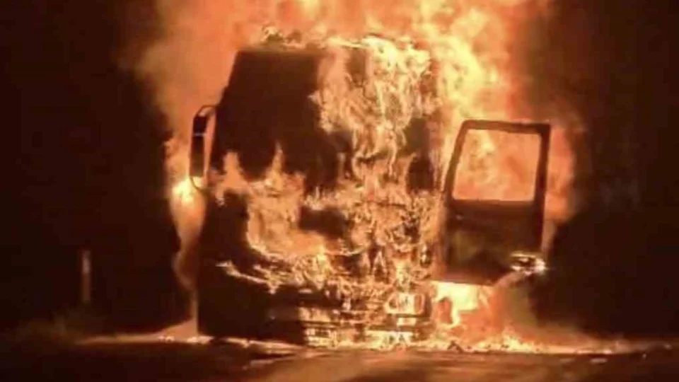 Tarsus’ta TIR Yangını: Plastik Yükü Küle Döndü, Yangın TIR’ı Komple Sardı, Sürücü Kendini Dışarı Atarak Kurtardı