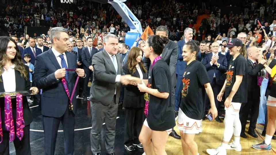 ÇİMSA ÇBK Mersin FIBA Kadınlar Avrupa Kupası Şampiyonu Oldu! Bakan Bak’tan Tribünde Destek