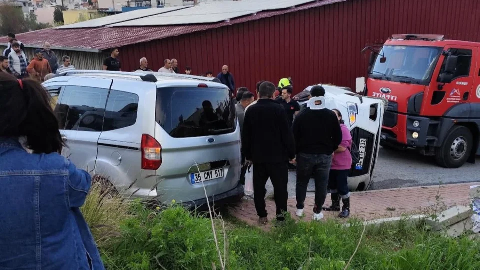 Akbelen’de 2 Araç Çarpıştı: Çarpışmanın Etkisiyle Araçlardan Biri Yan Yattı