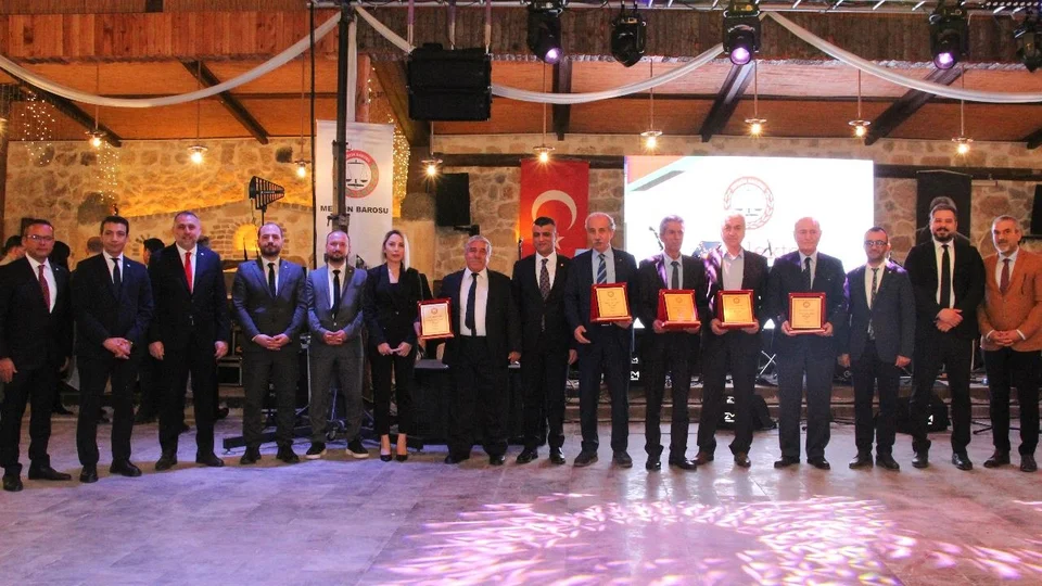 Mersin Barosu’ndan Duayen Avukatlara Onur Plaketi