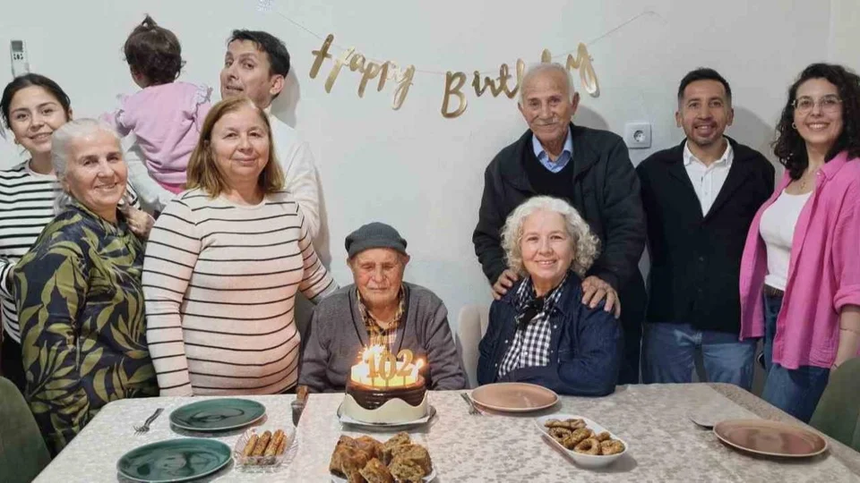 Silifke’de 102 Yaşını Kutlayan Mustafa Dede: "İyi Çalışın, Kimseyi İncitmeyin, Yediğiniz İçtiğinize Dikkat Edin"