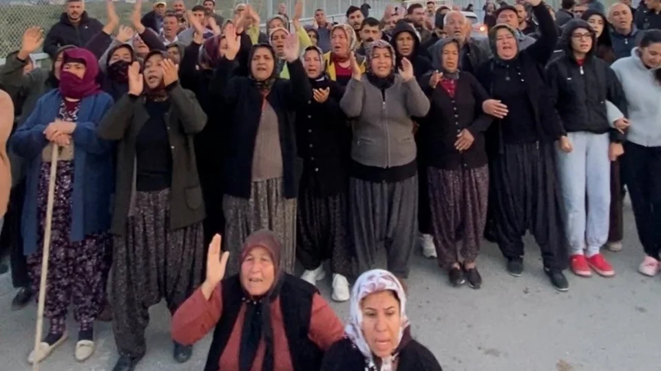 Mezitli’de Narenciye Bahçeleri Krizi: Köylüler İş Makinelerinin Önünde Oturdu