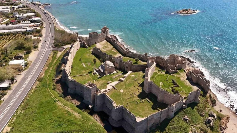 Anamur Mamure Kalesi’ndeki 700 Yıllık Kale Camii Asırlardır Kesintisiz İbadete Açık