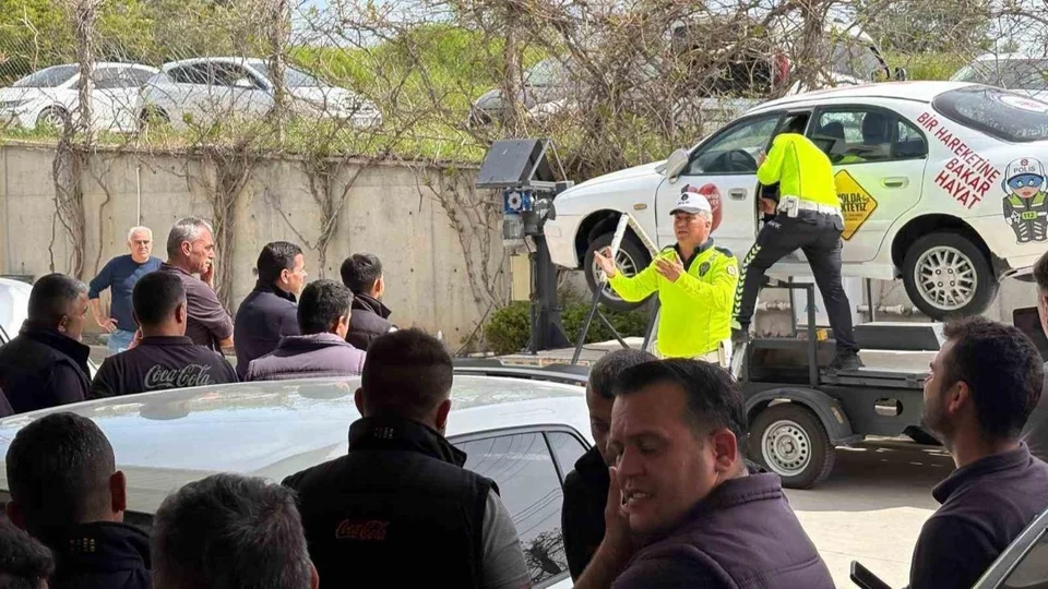 Mersin’de Trafik Eğitimi Devam Ediyor: Kamyonet Sürücüleri Simülasyonla Deneyimledi