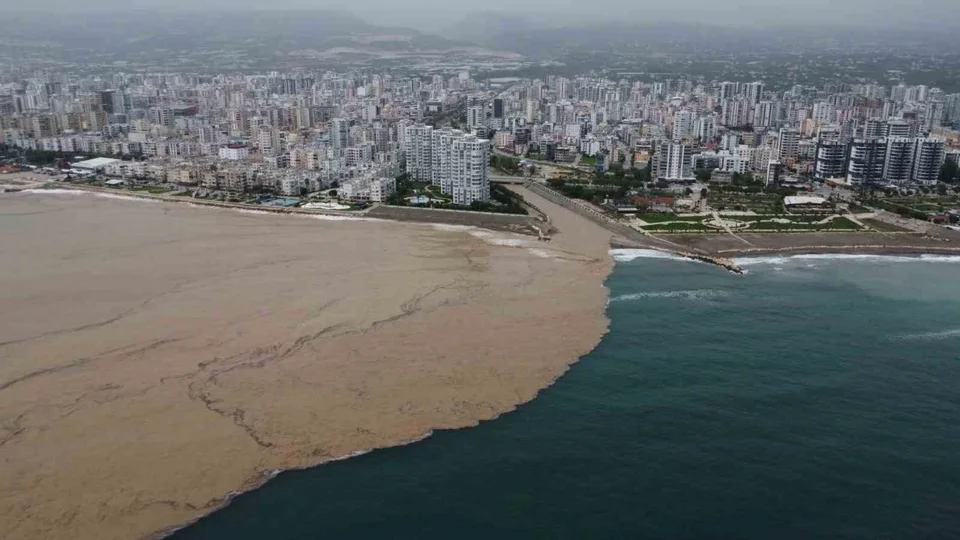 Mersin’de Sel Suları Denize Döküldü: Akdeniz Çamur Rengine Büründü