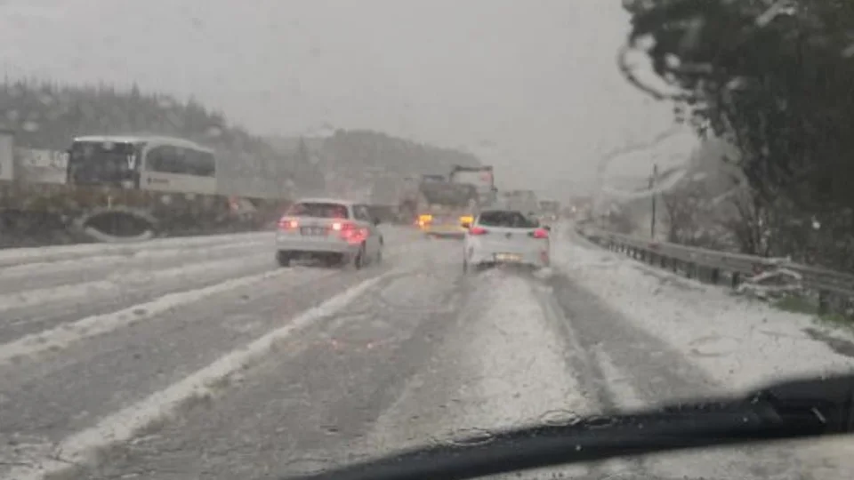 Akçatekir’de Dolu Yağışı: Otoyolda Ulaşım Durma Noktasına Geldi